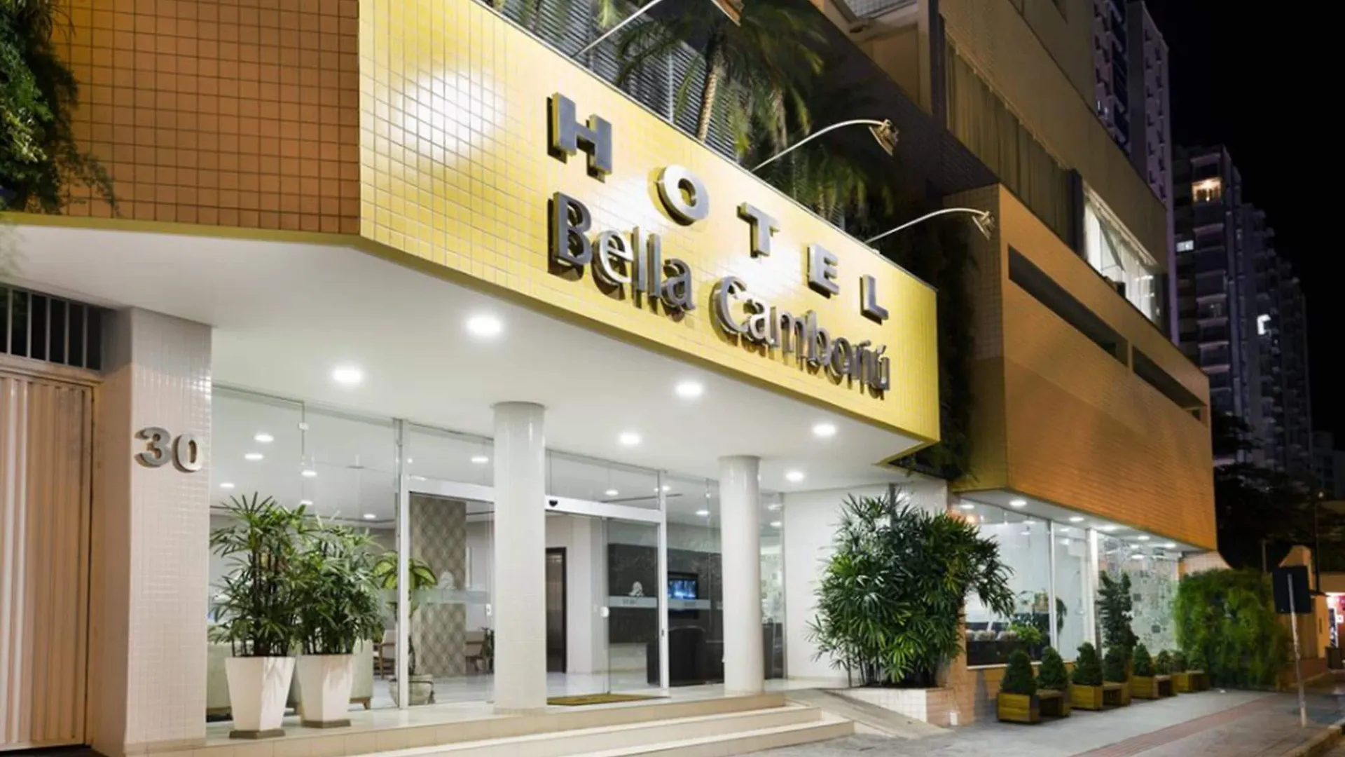 Cerca del Teleférico: 4 Hoteles de Playa Comparados