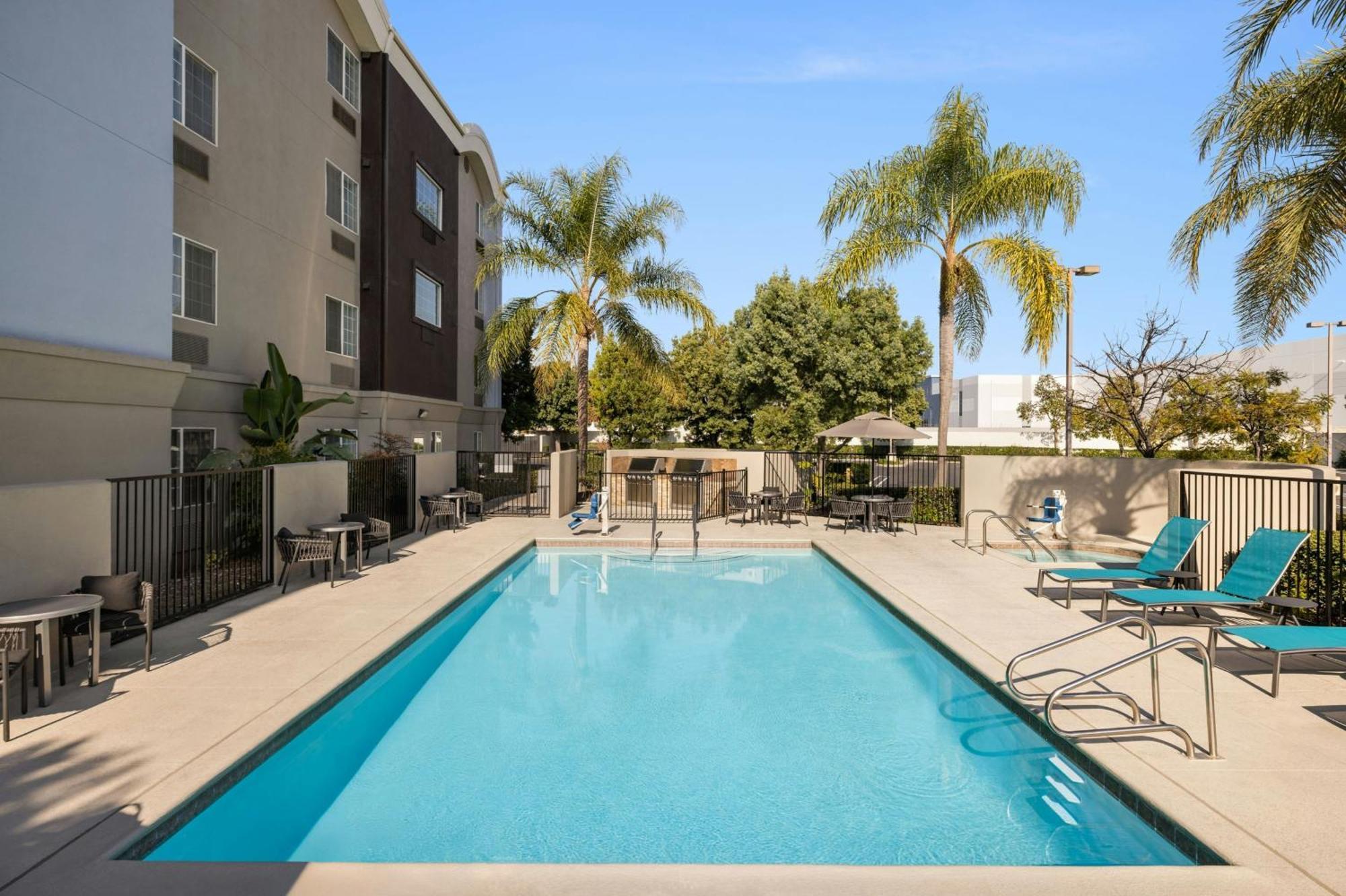 4 Hoteles Cerca del Woman's Club of Santa Ana que Convienen